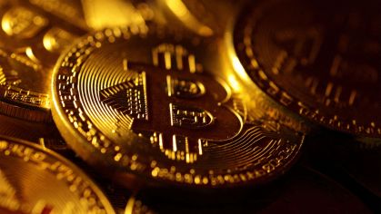 Representações físicas de bitcoins em foto ilustrativa