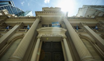 Com alta inflação, Argentina coloca em circulação nova nota de 10 mil pesos