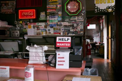 Anúncio de vaga de trabalho em restaurante de Louisville, EUA