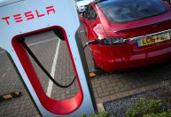 Tesla promete carros mais baratos e ofusca resultados abaixo do esperado