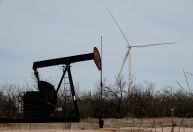 Petróleo fecha em alta, mantendo avanços; preços chegam ao maior nível em um mês