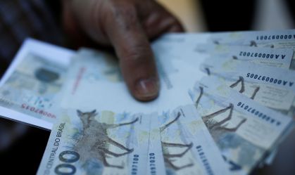 Governo analisa antecipar 13º salário de aposentados e pensionistas