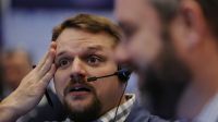 Ações dos EUA caem conforme rixa entre Trump e Musk pressiona Tesla