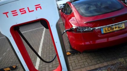 Carro da Tesla sendo carregado em plug