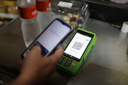 Celular é usado para leitura de QR code para pagamento