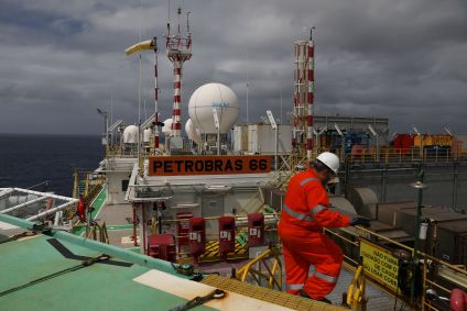 Trabalhador em plataforma de petróleo