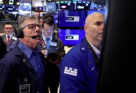 Bolsas de NY fecham mistas com Nasdaq e S&P 500 em queda após solavanco; Ford derrete
