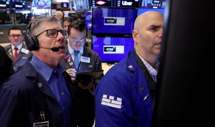 Bolsas de NY fecham mistas com Nasdaq e S&P 500 em queda após solavanco; Ford derrete