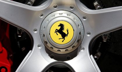 De bonés a carros da Ferrari: programa da fabricante pede que clientes denunciem falsificações