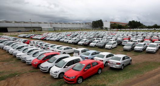 Carros novos estacionados em fábrica da Volkswagen em Taubaté