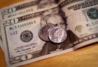 Ibovespa tenta reverter perdas e dólar recua após Focus piorar previsão de inflação