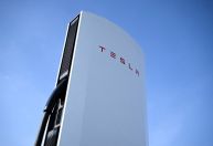 Tesla vende menos que o esperado no 3º tri em meio a concorrência acirrada