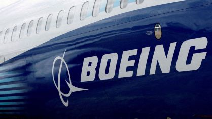 Logo da Boeing em um 737 Max no Reino Unido