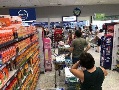 Pessoas em fila em supermercado no Rio de Janeiro