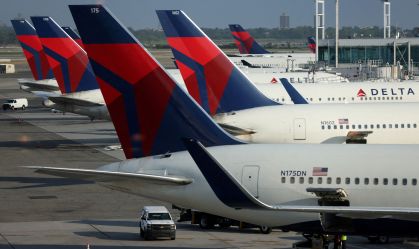 Passageiro clandestino é pego em avião em um aeroporto dos EUA na véspera de Natal