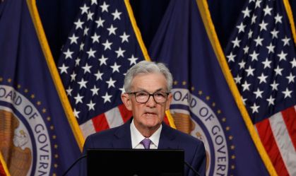 Cortes nos juros podem esperar até analisar impacto de tarifas, diz Powell