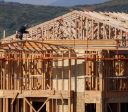 Tarifas sobre Canadá podem encarecer casas nos EUA até 2027, mostra estudo