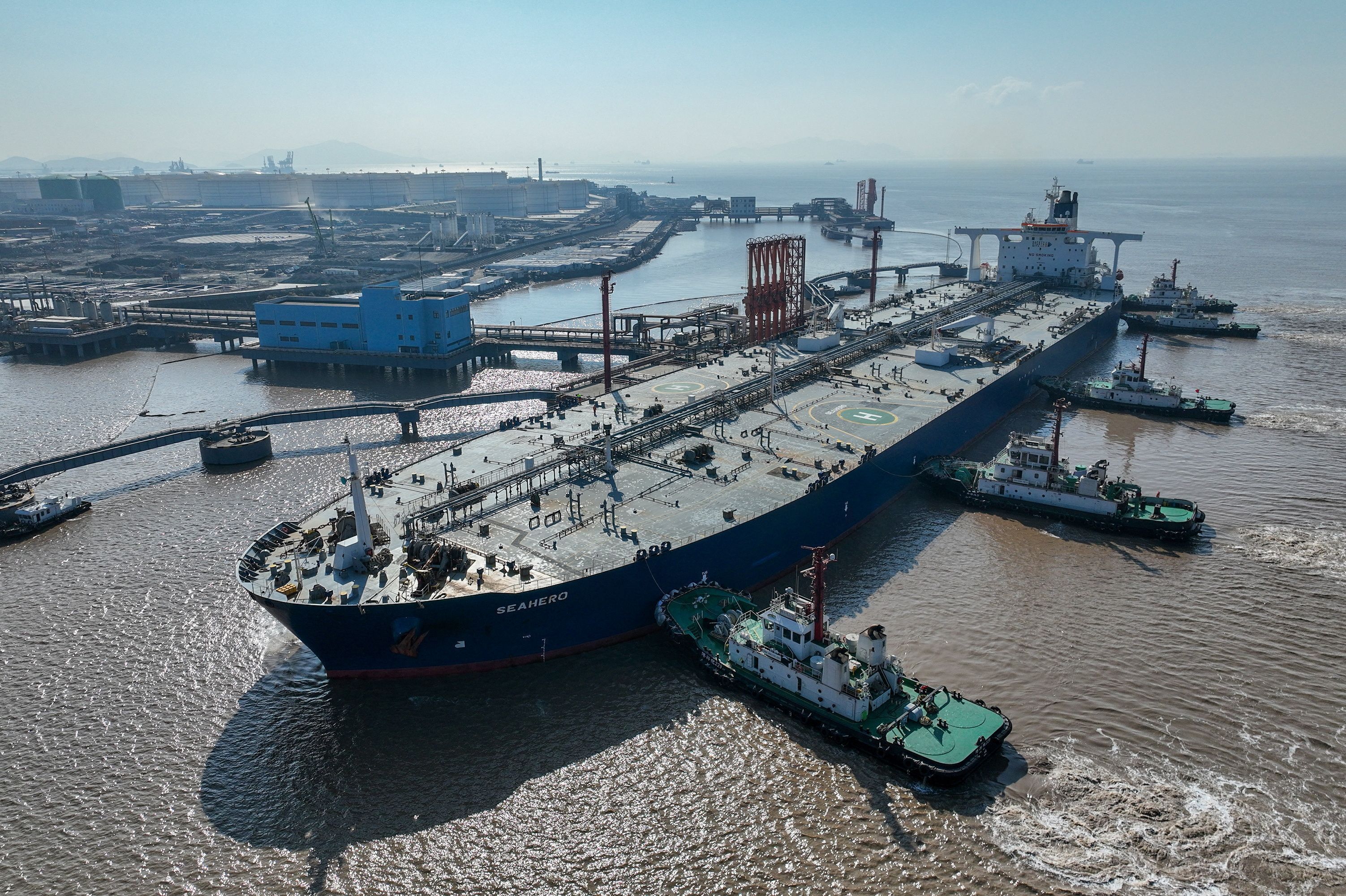Vista aérea mostra petroleiro em um terminal de petróleo na ilha de Waidiao, em Zhoushan, China