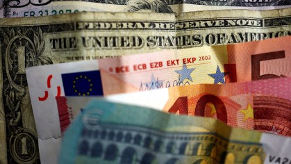 Notas de dólar e euro