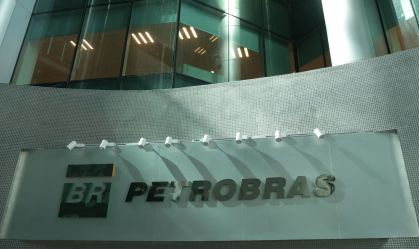 Governo deve trocar presidente do conselho da Petrobras; ações caem