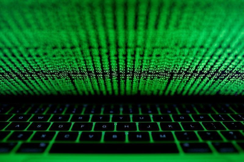 Imagem ilustrativa de um teclado de computador iluminado por código