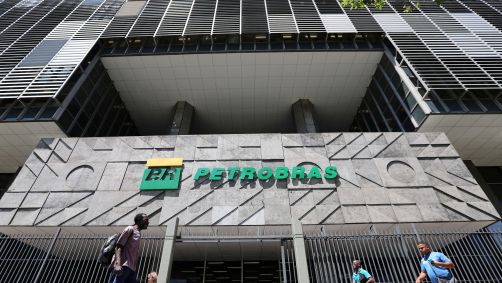 Pessoas passam em frente à sede da Petrobras, no Rio de Janeiro