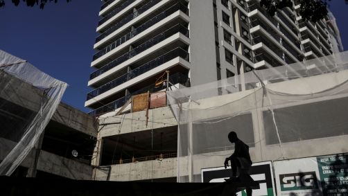 Pessoa em frente a prédio em construção no Rio de Janeiro