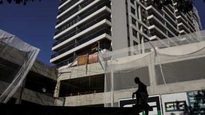 Pessoa em frente a prédio em construção no Rio de Janeiro