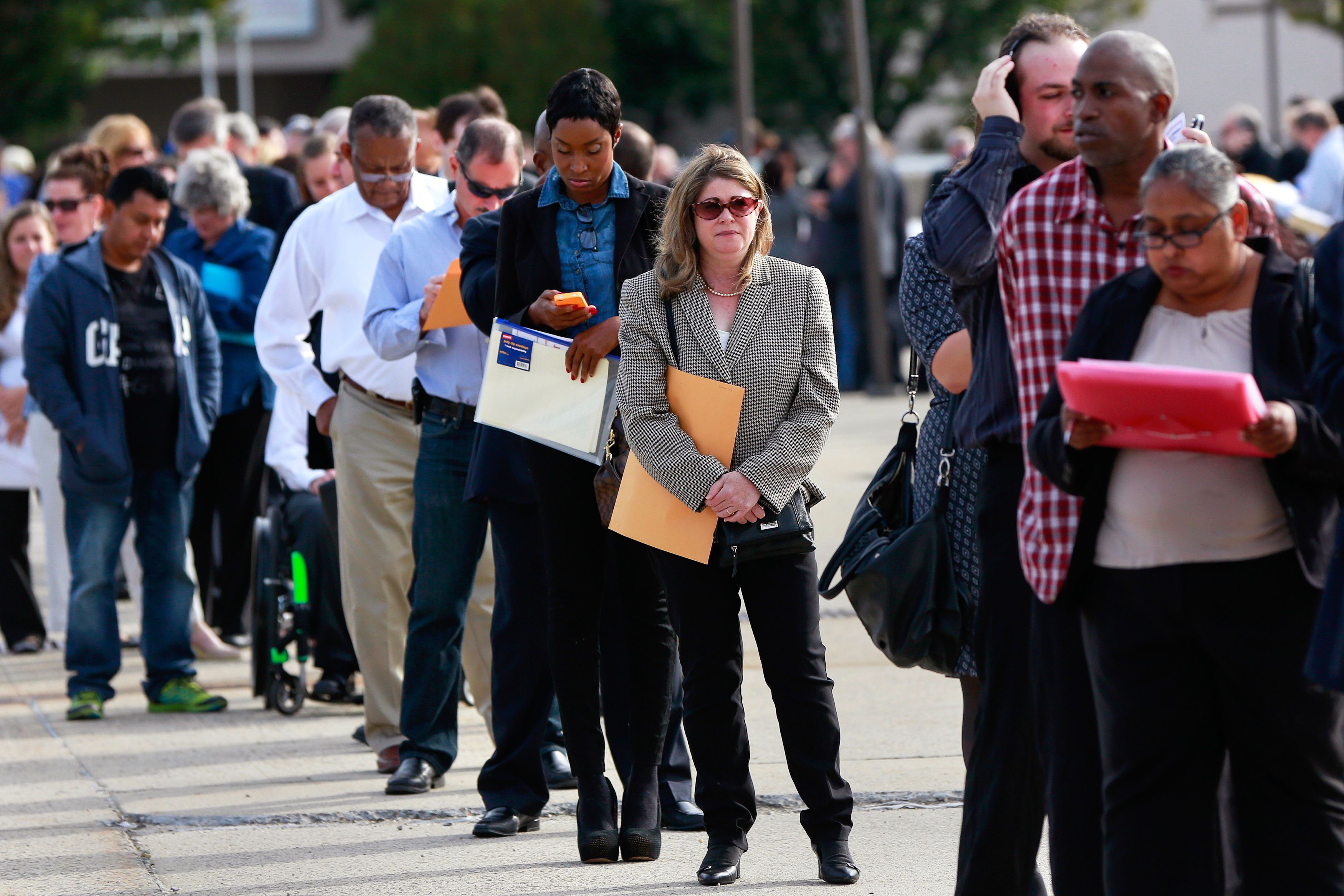Fila para feira de empregos em  Uniondale, Nova York