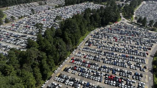 Estacionamento da fábrica da Volkswagen em São Bernardo do Campo, SP