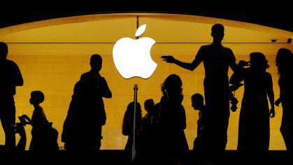 Clientes passam em frente a logotipo da Apple em loja da empresa em Nova York, EUA