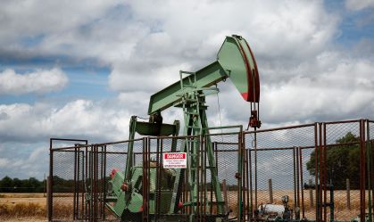 Petróleo fecha em alta, com tarifas e debates da Opep+ no radar