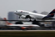 Passageiro morre ao cair de escada de avião durante desembarque
