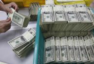 Dólar cai a R$ 5,62 após sinalizações de juros no Japão; Ibovespa ignora Wall Street e sobe