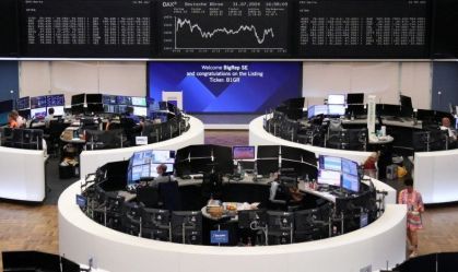 Ações na Europa sobem 1% com recuperação liderada por bancos