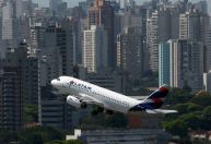 Latam oferece alternativas após suspensão da Voepass pela Anac; confira