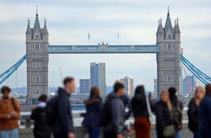 Pessoas caminham sobre a London Bridge, em Londres, no Reino Unido