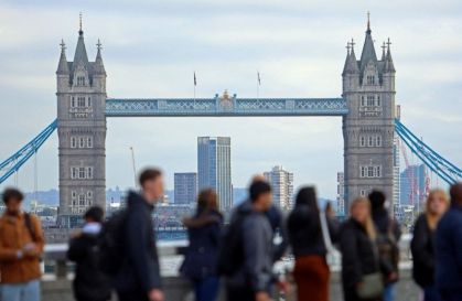 Pessoas caminham sobre a London Bridge, em Londres, no Reino Unido