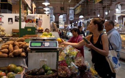 Pessoas fazem compras em mercado em Washington