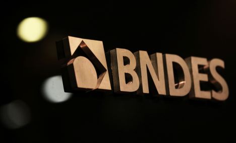 Logo do BNDES no edifício-sede do banco, no Rio de Janeiro