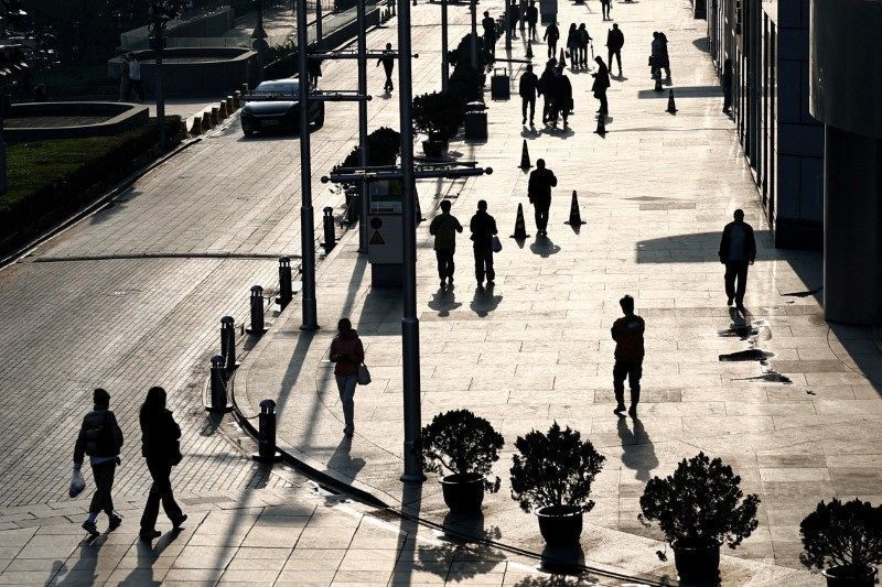 Pessoas caminham em complexo comercial e de compras em Pequim
