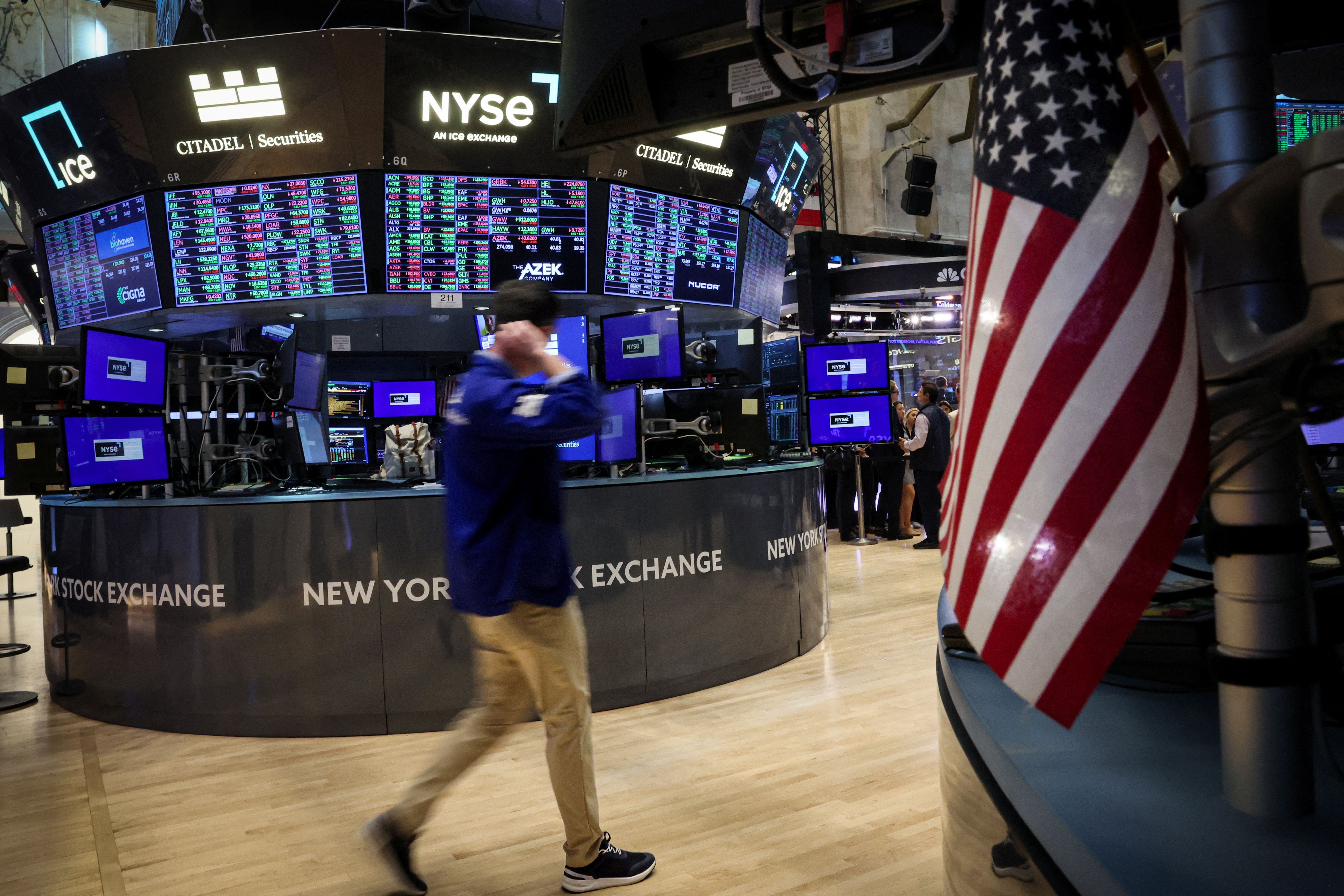 Wall st fecha em alta após falas powell, mas registra perda semanal | cnn brasil