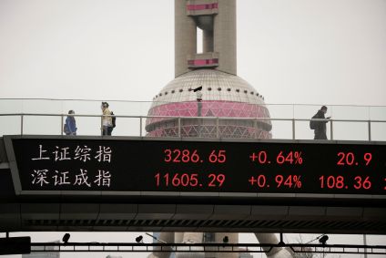 Painel eletrônico mostra cotações de índices de ações no distrito financeiro de Luijiazui, em Xangai