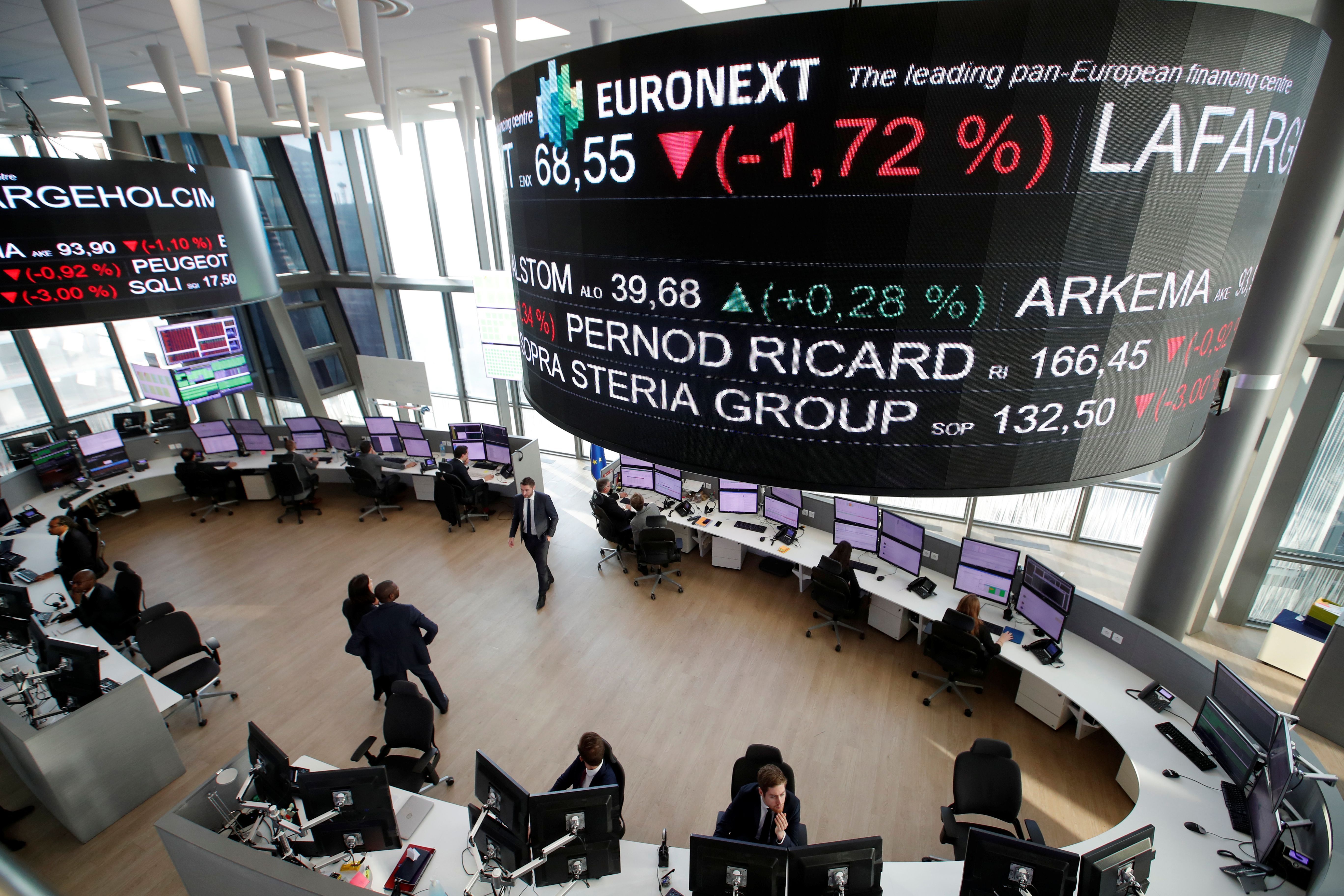 Operadores trabalham na sede da Euronext, no distrito financeiro de