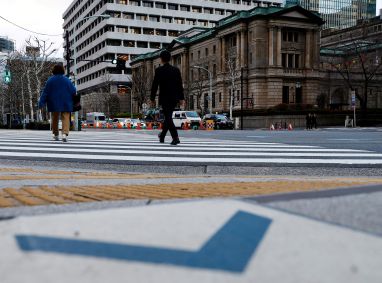 Pessoas caminham em frente ao prédio do Banco do Japão, em Tóquio