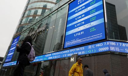 Ações de Hong Kong fecham em alta com impulso de listagens