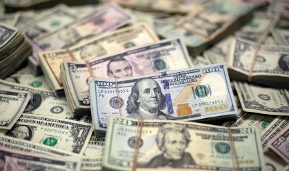 Dólar deprecia ante euro e iene, mas acumula alta em outubro