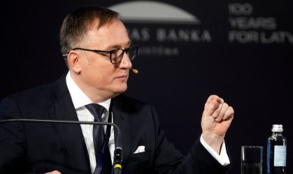 Presidente do banco central da Letônia, Martins Kazaks, durante conferência