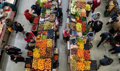 Pessoas compram frutas em mercado em Budapeste, Hungria