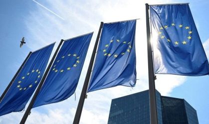 Euro perde força no mundo e vai à mínima em meses, mas segue forte contra o real